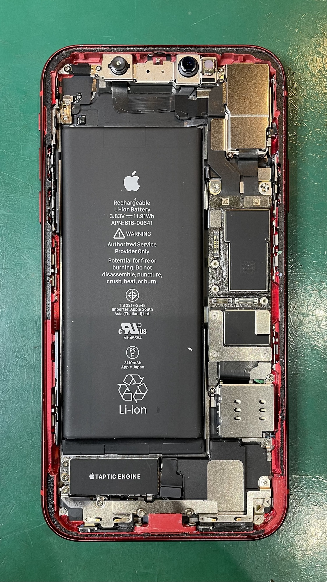 修理前のiPhone11（本体側）