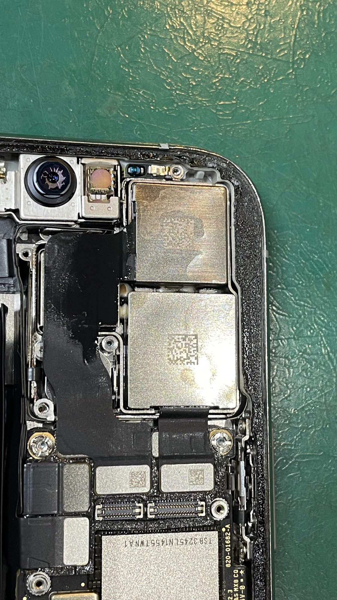 水没した iPhone11Pro の内部(カメラ部)