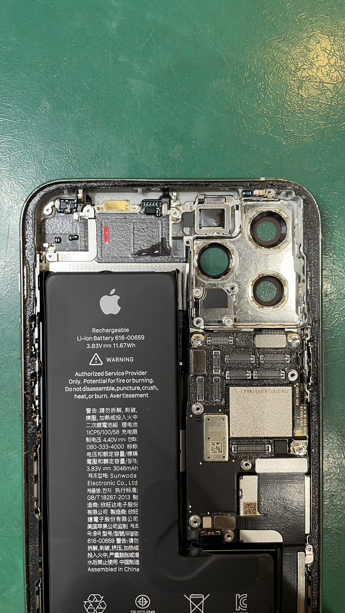 水没した iPhone11Pro の内部(上部)